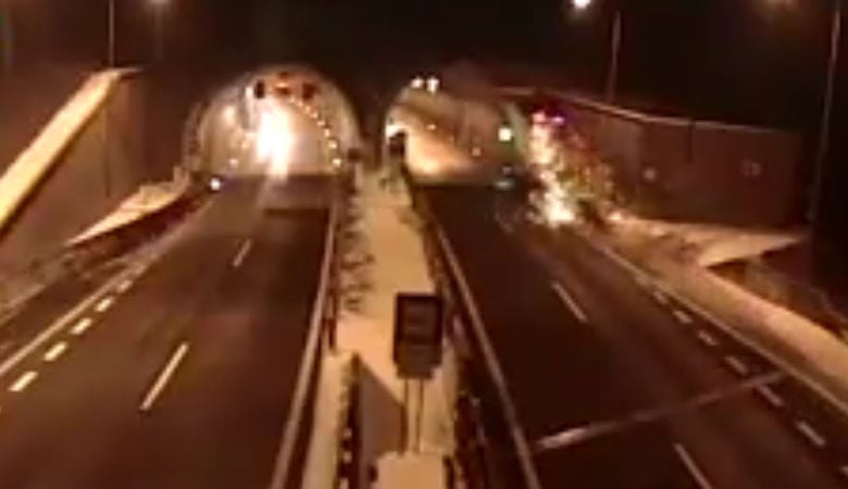 Οδηγός σώθηκε από θαύμα – Το ΙΧ πέταξε στον αέρα μέσα σε τούνελ