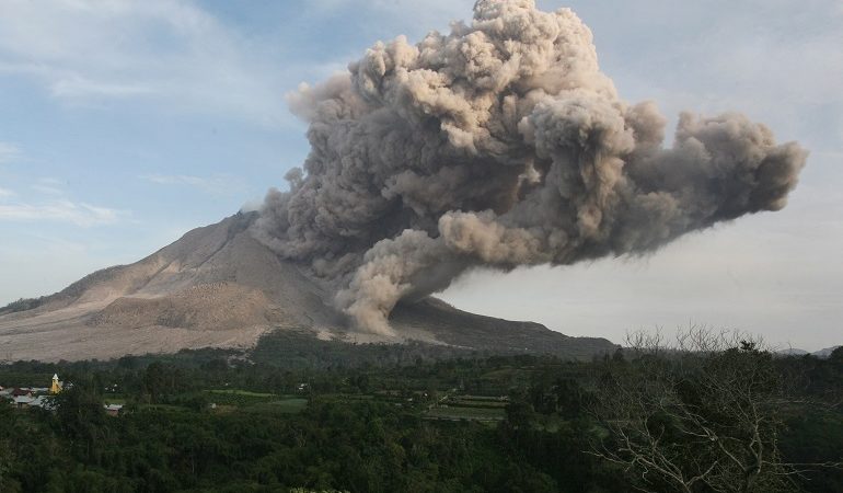 Κομμάτι του ηφαιστείου Κρακατόα κατέρρευσε προκαλώντας το φονικό τσουνάμι