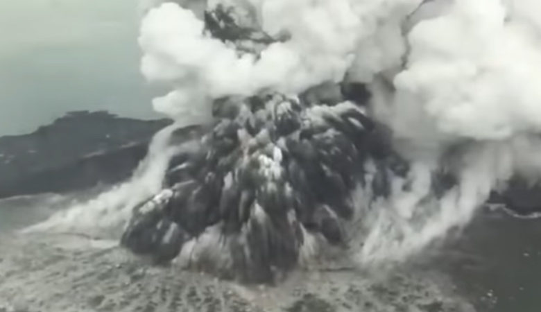 Σε βίντεο η στιγμή της έκρηξης του ηφαιστείου στην Ινδονησία
