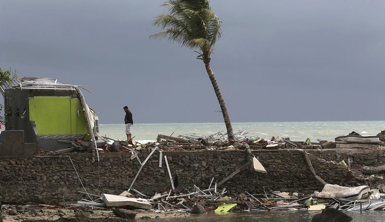 Μακραίνει η λίστα των θυμάτων στην Ινδονησία – Φόβοι για νέο τσουνάμι