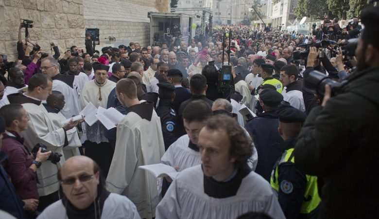Χιλιάδες πιστοί κατέκλυσαν τη Βηθλεέμ για τα Χριστούγεννα