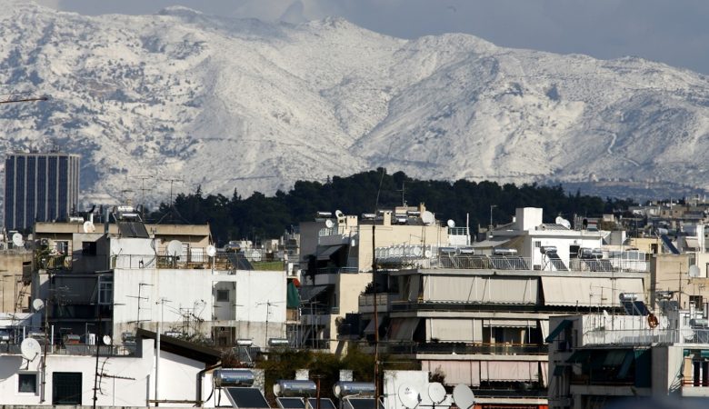 Χριστούγεννα με τσουχτερό κρύο και χιόνια και στην Αττική