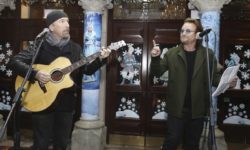 Οι U2 τραγούδησαν για τους άστεγους