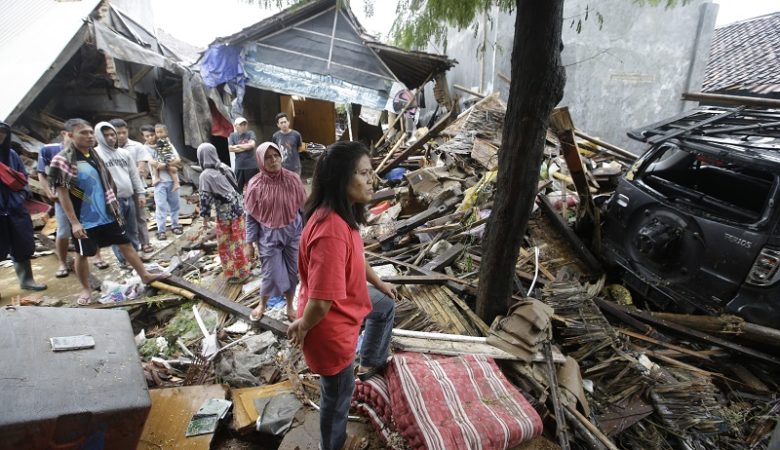 Αυξάνεται διαρκώς ο αριθμός των νεκρών από το τσουνάμι στην Ινδονησία