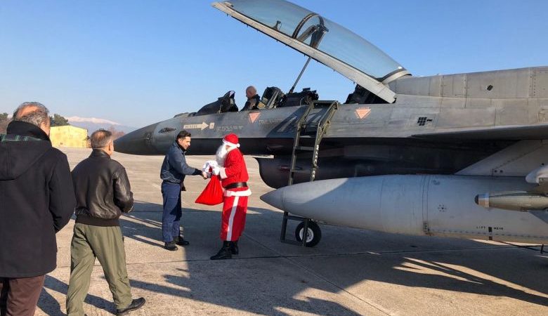 Ο Άγιος Βασίλης προσγειώθηκε στη Λάρισα με… F-16