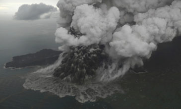 Συναγερμός για την ηφαιστειακή τέφρα στην Ινδονησία
