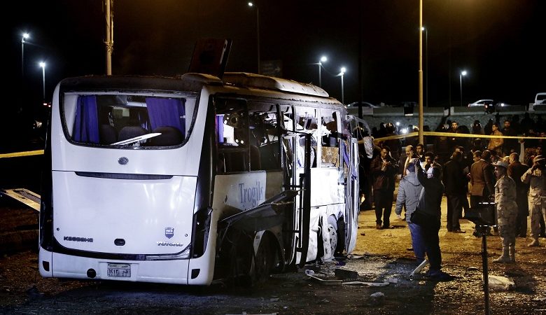 Έκρηξη με νεκρούς και τραυματίες σε τουριστικό λεωφορείο στην Αίγυπτο