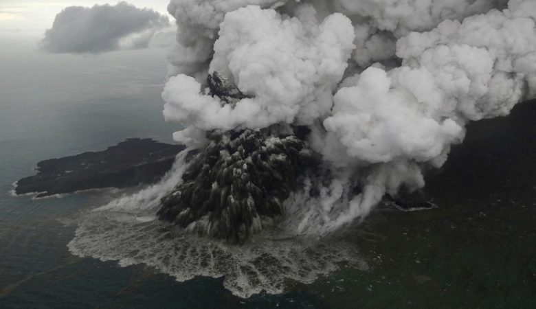 Έχασε τα δύο τρίτα του ύψους του το ηφαίστειο Κρακατόα