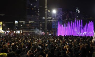 Μαζική διαδήλωση κατά του Βούτσιτς στο Βελιγράδι