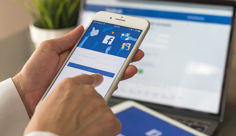 Δημοφιλείς εφαρμογές για τα «έξυπνα» κινητά μοιράζονται δεδομένα με το Facebook