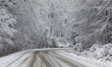 Σε κλοιό χιονιά μεγάλο τμήμα της χώρας – Πού χρειάζονται αντιολισθητικές αλυσίδες