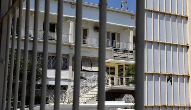 Σωφρονιστικός υπάλληλος συνελήφθη για εισαγωγή ναρκωτικών και κινητών στις φυλακές Κορυδαλλού