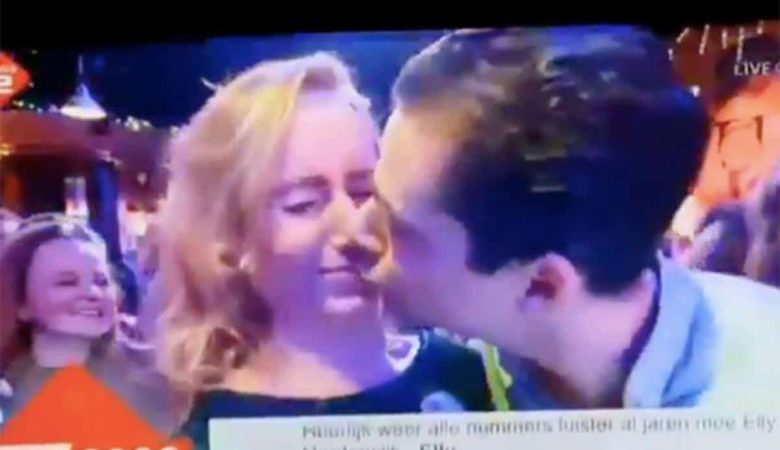 Το πιο αλλόκοτο πρωτοχρονιάτικο φιλί που έγινε viral