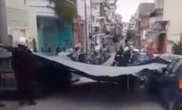 «Ιπτάμενη» στέγη αλουμινίου προκάλεσε ζημιές σε πέντε αυτοκίνητα