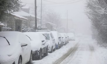 Χιόνια στα βόρεια προάστια – Διεκόπη η κυκλοφορία σε Πάρνηθα και Πεντέλη