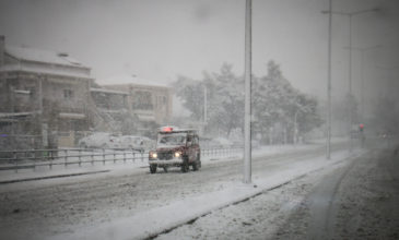 Εγκλωβίστηκαν τέσσερα άτομα σε αυτοκίνητο λόγω χιονιού