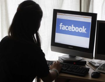 Δυο φορές πιο επικίνδυνα τα social media για τα κορίτσια στην εφηβεία