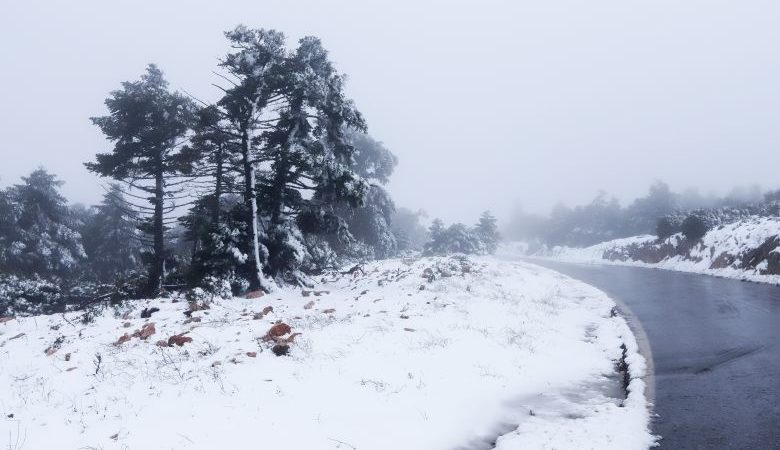 Χιονίζει στην Πάρνηθα – Διακόπηκε η κυκλοφορία των οχημάτων