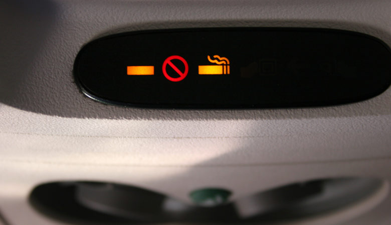 Γιατί υπάρχουν ακόμα τασάκια στα αεροπλάνα ενώ απαγορεύεται το κάπνισμα