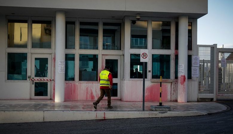 Ανακρίνονται 8 μέλη του Ρουβίκωνα για την επίθεση στην πρεσβεία των ΗΠΑ