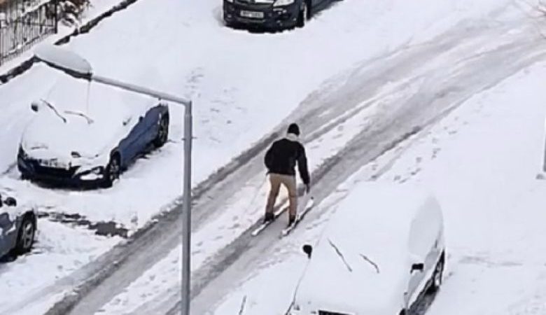 Νεαρός έκανε σκι στους δρόμους της Ευκαρπίας