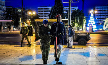 Οι Εύζωνες έκαναν αλλαγή φρουράς με… τζιπ λόγω χιονιού