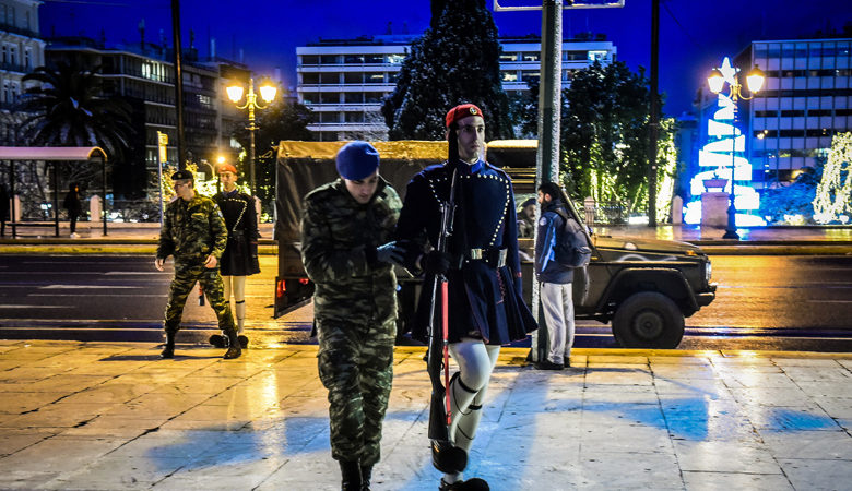 Οι Εύζωνες έκαναν αλλαγή φρουράς με… τζιπ λόγω χιονιού