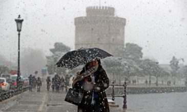 Χιονίζει στη Θεσσαλονίκη, στους δρόμους αλατιέρες και υδροφόρες