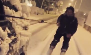 Ο Πάνος Βλάχος κάνει σκι στους δρόμους του Χαλανδρίου