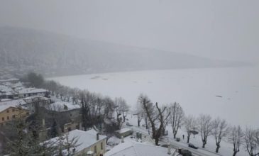 Εικόνες από την παγωμένη λίμνη της Καστοριάς