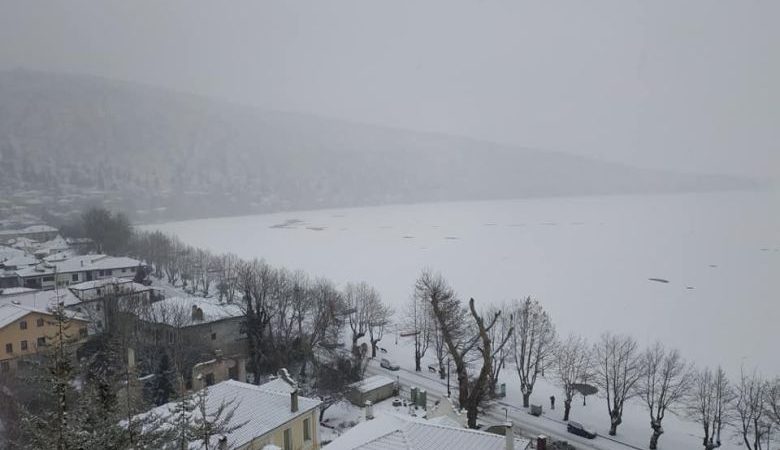 Εικόνες από την παγωμένη λίμνη της Καστοριάς