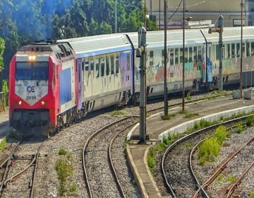 Hellenic Train: Με λεωφορεία στον τελικό προορισμό τους οι επιβάτες της αμαξοστοιχίας 11304, λόγω πυρκαγιάς στην Πάτρα