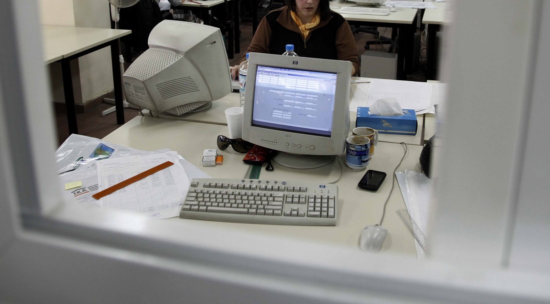 Τι πρέπει να κάνουν 550.000 δημόσιοι υπάλληλοι για να μην χάσουν τα δώρα