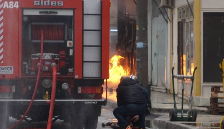 Έκρηξη σε φιάλες υγραερίου – Εκκενώθηκαν τα γύρω καταστήματα