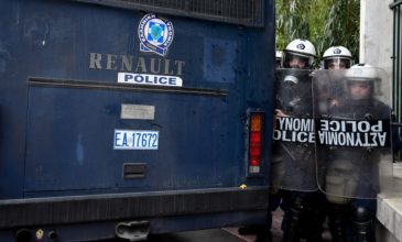 Τραυματίστηκε αστυνομικός σε επίθεση κουκουλοφόρων έξω από την ΑΣΟΕΕ