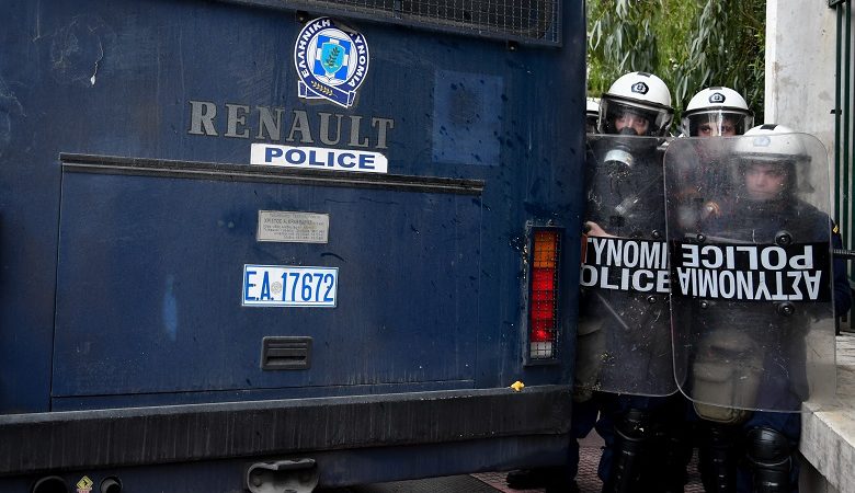 Τραυματίστηκε αστυνομικός σε επίθεση κουκουλοφόρων έξω από την ΑΣΟΕΕ