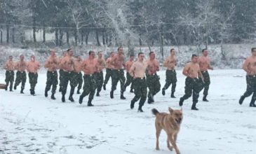 Ημίγυμνοι στρατιώτες σε άσκηση εν μέσω χιονιά