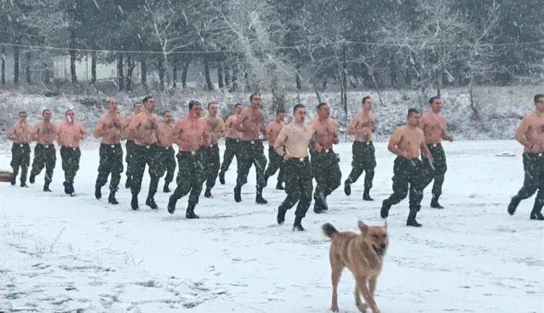 Ημίγυμνοι στρατιώτες σε άσκηση εν μέσω χιονιά