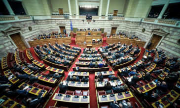 «Έξι βουλευτές ανταλλάσσουν την ψήφο τους έναντι πολιτικών ωφελημάτων» – Πυρά της αντιπολίτευσης στην κυβέρνηση