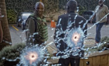 Χάος, 15 νεκροί και εκρήξεις στην Κένυα – Ένοπλοι εισβολείς σε ξενοδοχείο