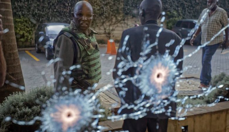 Χάος, 15 νεκροί και εκρήξεις στην Κένυα – Ένοπλοι εισβολείς σε ξενοδοχείο