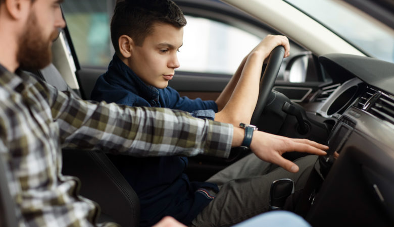 Οι όροι για δίπλωμα οδήγησης στα 17 και τα σχέδια για το «λάδωμα»