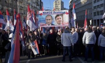 Εντυπωσιακή υποδοχή Πούτιν από χιλιάδες Σέρβους στο Βελιγράδι