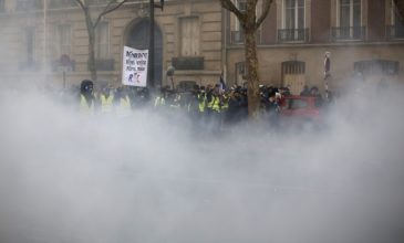 Νέες βίαιες συγκρούσεις στο Παρίσι: «Μακρόν παραιτήσου!»