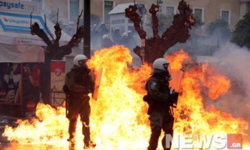 «Σκούπα» των ΜΑΤ στην πλατεία Συντάγματος – Πεδίο μάχης το κέντρο της Αθήνας -Δείτε φωτογραφίες και βίντεο