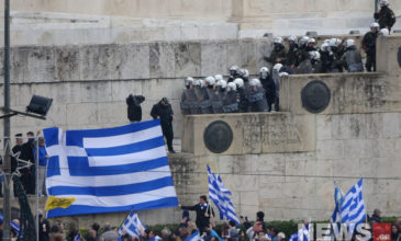 Ένταση έξω από τη Βουλή