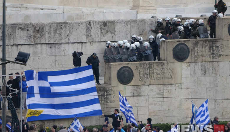 Ένταση έξω από τη Βουλή