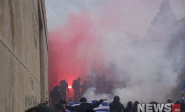 Ένταση και χημικά έξω από τη Βουλή