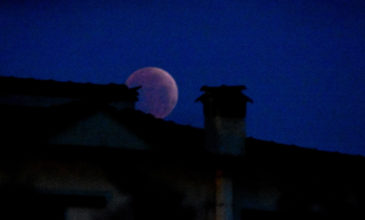 «Μάτωσε» το φεγγάρι και στην Ελλάδα
