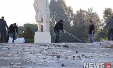 Η Βουλή μετά τα επεισόδια – Συνεργεία καθαρίζουν τα σπασμένα